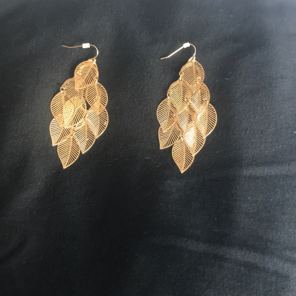 New York and Company Gold tone leaf earrings